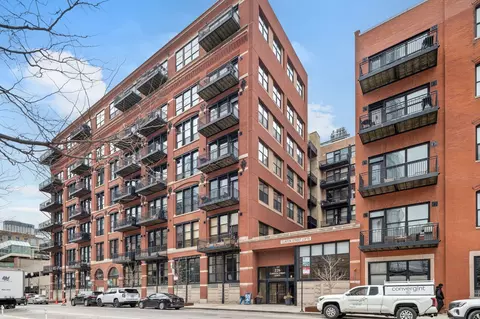226 N Clinton St #525, Chicago, IL 60661