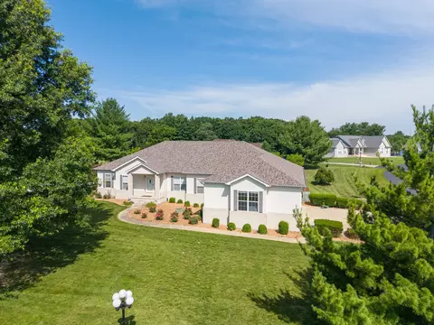 14205 N Mcraven Ln, Mount Vernon, IL 62864