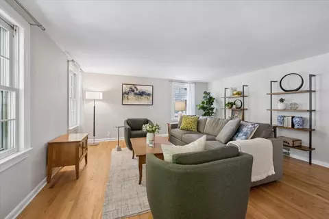 Living - Undisclosed, Glenview, IL 60025 photo 2 of 4