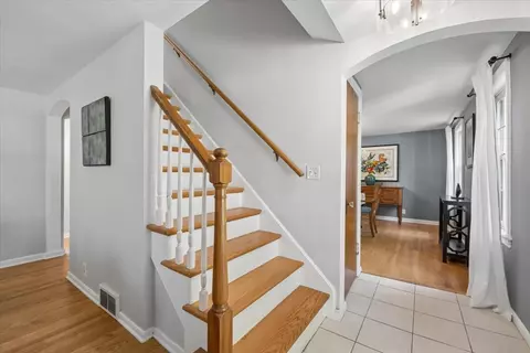 Entry Way - Undisclosed, Glenview, IL 60025 photo 1 of 2