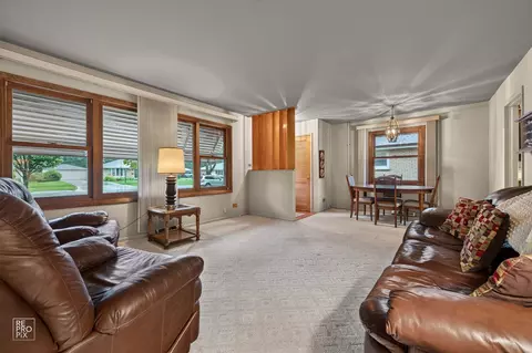 1012 Marshall Dr, Des Plaines, IL 60016 photo 2