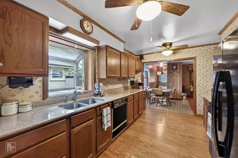 1012 Marshall Dr, Des Plaines, IL 60016 photo 5