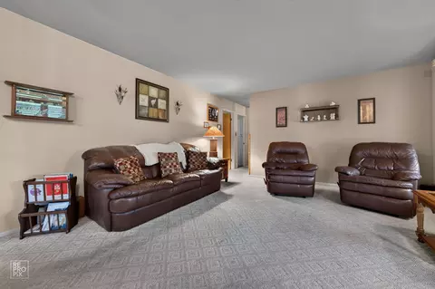 1012 Marshall Dr, Des Plaines, IL 60016 photo 3