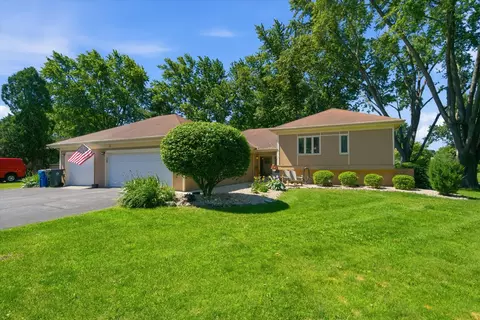 22 Plum Ct, Sleepy Hollow, IL 60118