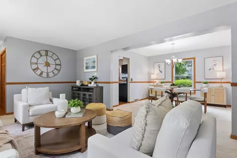 Living - 604 Shenandoah Trl, Elgin, IL 60123 photo 2 of 3