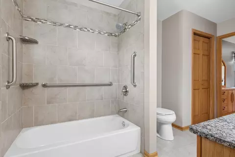Bath - 604 Shenandoah Trl, Elgin, IL 60123 photo 2 of 3