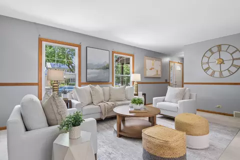 Living - 604 Shenandoah Trl, Elgin, IL 60123 photo 1 of 3