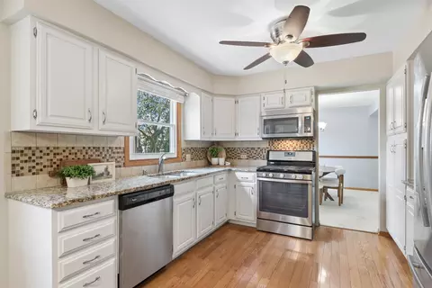 Kitchen - 604 Shenandoah Trl, Elgin, IL 60123 photo 2 of 2