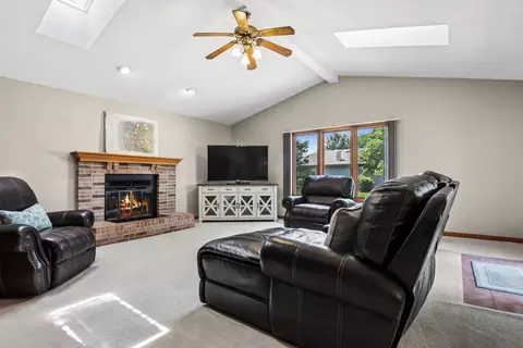 Living - 604 Shenandoah Trl, Elgin, IL 60123 photo 3 of 3