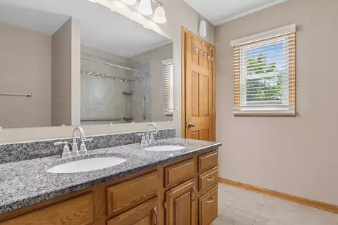Bath - 604 Shenandoah Trl, Elgin, IL 60123 photo 3 of 3