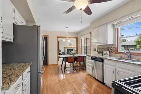Kitchen - 604 Shenandoah Trl, Elgin, IL 60123 photo 1 of 2