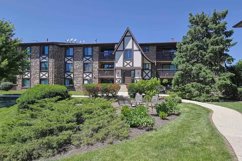 527 Cumnor Rd #208, Westmont, IL 60559