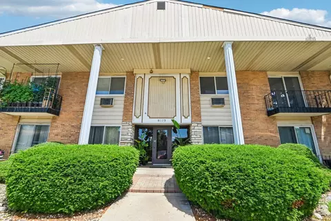 8997 Kennedy Dr #2E, Des Plaines, IL 60016