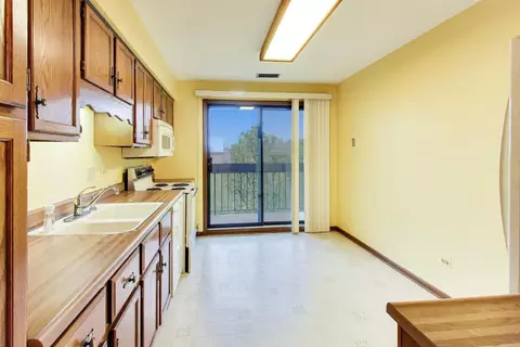 Kitchen - 245 Windsor Ln #C, Willowbrook, IL 60527 photo 3 of 4