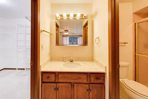 Bath - 245 Windsor Ln #C, Willowbrook, IL 60527 photo 1 of 3