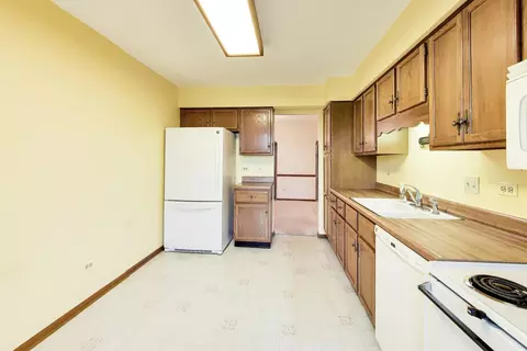 Kitchen - 245 Windsor Ln #C, Willowbrook, IL 60527 photo 2 of 4