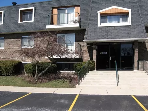 3850 S Parkway Dr #1F, Northbrook, IL 60062