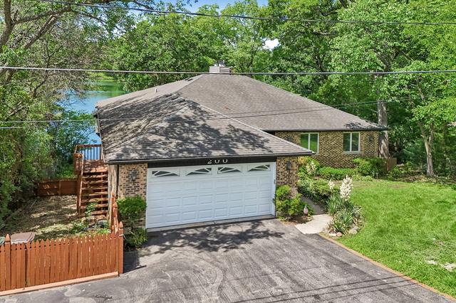 200 N Shore Dr, Oakwood Hills, IL 60013