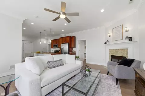 Living - 4705 S Champlain Ave #403, Chicago, IL 60615 photo 2 of 2