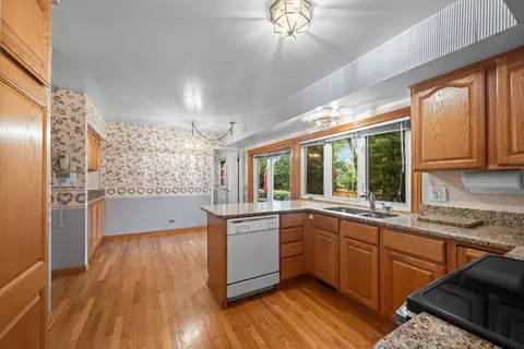 321 Ambleside Dr, Roselle, IL 60172 photo 9