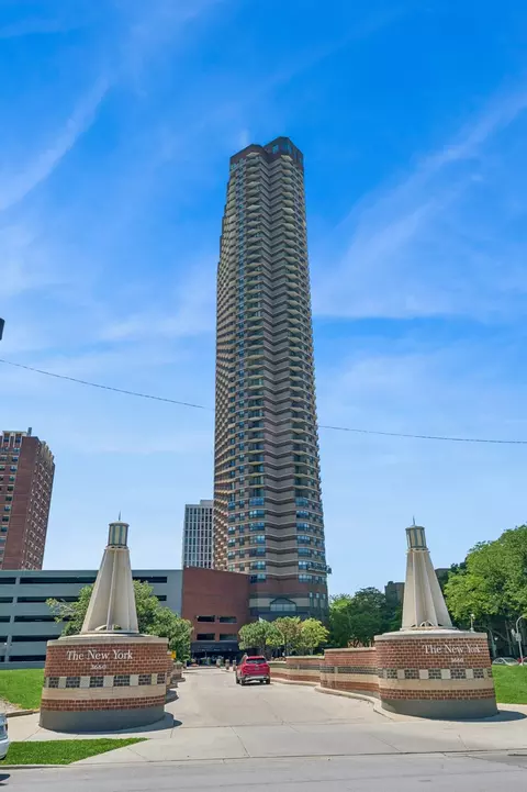 3660 N Lake Shore Dr #2812, Chicago, IL 60613