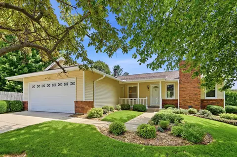 4625 Fillmore Ln, Davenport, IA 52806