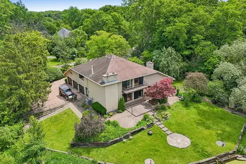 1191 Hunters Ln, Libertyville, IL 60048