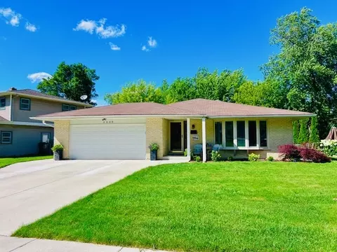 3600 Brookmeade Dr, Rolling Meadows, IL 60008
