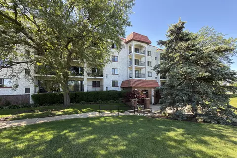 350 Plum Creek Dr #403, Wheeling, IL 60090