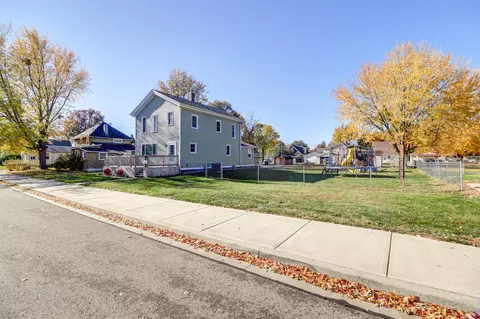 1303 Johnson Ave, Sterling, IL 61081