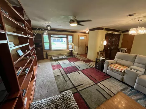 852 Carr St, Elgin, IL 60123 photo 4
