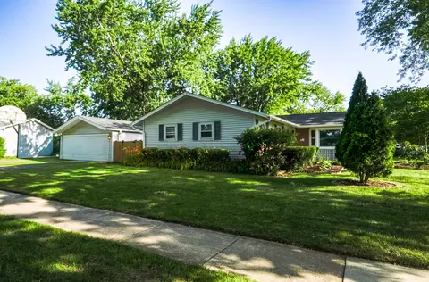 230 Fleetwood Ln, Elk Grove Village, IL 60007