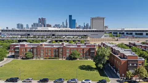 View/Area - 338 E 25th Pl, Chicago, IL 60616 photo 4 of 5