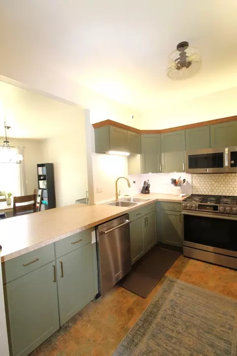 5411 Cobblers Xing, Mchenry, IL 60050 photo 3