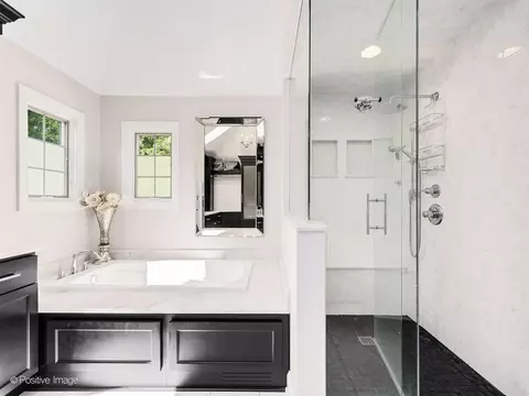 Bath - 148 Hawkins Cir, Wheaton, IL 60189 photo 6 of 7