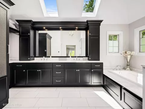 Bath - 148 Hawkins Cir, Wheaton, IL 60189 photo 4 of 7