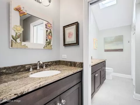 Bath - 148 Hawkins Cir, Wheaton, IL 60189 photo 2 of 7