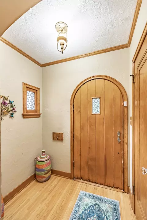 725 Augusta Ave, Elgin, IL 60120 photo 3