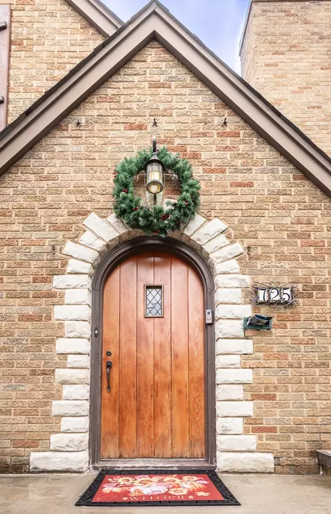 725 Augusta Ave, Elgin, IL 60120 photo 2