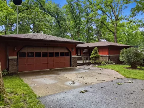 Exterior - 2087 Blackhawk Ln, Dixon, IL 61021 photo 3 of 7