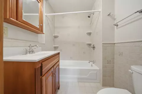 Bath - 2087 Blackhawk Ln, Dixon, IL 61021 photo 2 of 2