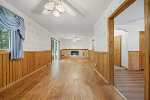 Living - 2087 Blackhawk Ln, Dixon, IL 61021 photo 4 of 5