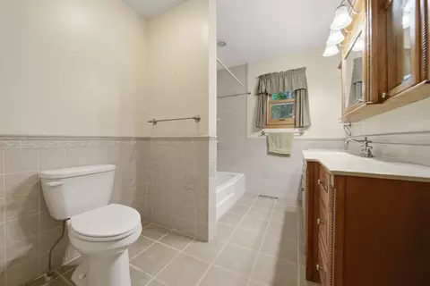 Bath - 2087 Blackhawk Ln, Dixon, IL 61021 photo 1 of 2
