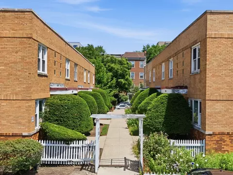 221 S Maple Ave #C, Oak Park, IL 60302