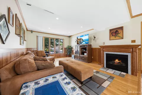 Living - 15155 Ridgeway Ave, Midlothian, IL 60445 photo 3 of 5