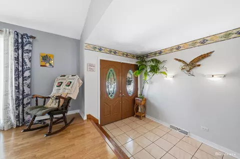Entry Way - 15155 Ridgeway Ave, Midlothian, IL 60445 photo 2 of 2