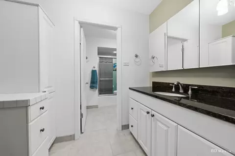 Bath - 15155 Ridgeway Ave, Midlothian, IL 60445 photo 1 of 2
