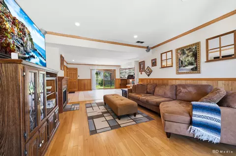 Living - 15155 Ridgeway Ave, Midlothian, IL 60445 photo 4 of 5