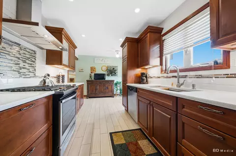 Kitchen - 15155 Ridgeway Ave, Midlothian, IL 60445 photo 4 of 4