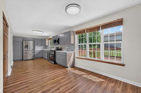 Kitchen - 1093 Brighton Dr, Carol Stream, IL 60188 photo 1 of 2